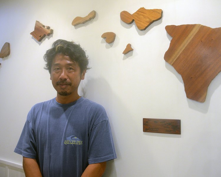 オーナーの古川雄司さん。根っからのハワイ好きで「独立したら好きなものに囲まれて仕事がしたい」という想いを込め、唯一無二のラーメン屋が生まれた。