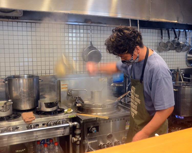 全粒粉を使用した麺はすべて自家製。茹でるのにも全身全霊を込める。