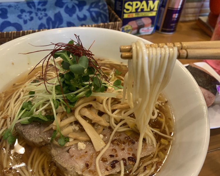 自家製麺はラーメンの種類に合わせ4種類ほど作っているが、醤油SOBAには細麺ストレートを使用。すっきりとしたスープとも相性抜群だ。