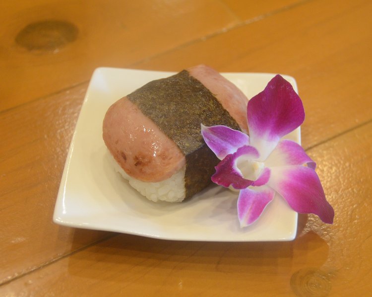 ハワイアンな雰囲気が漂うスパムおにぎり。中にゴマ昆布が入っているのが面白い。