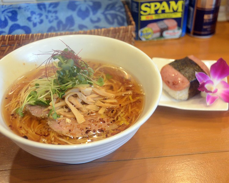 お店で1番人気を誇る醤油SOBAスパムセット1100円。焦がしたネギから香ばしい匂いのするスープが食欲をそそる！