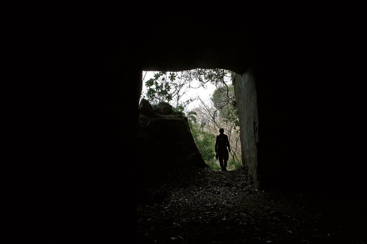 鎌倉にはいたるところに「やぐら」と呼ばれる洞窟がある。これは中世以降に掘られた横穴式墳墓跡。現世と彼岸とつなぐ結界。