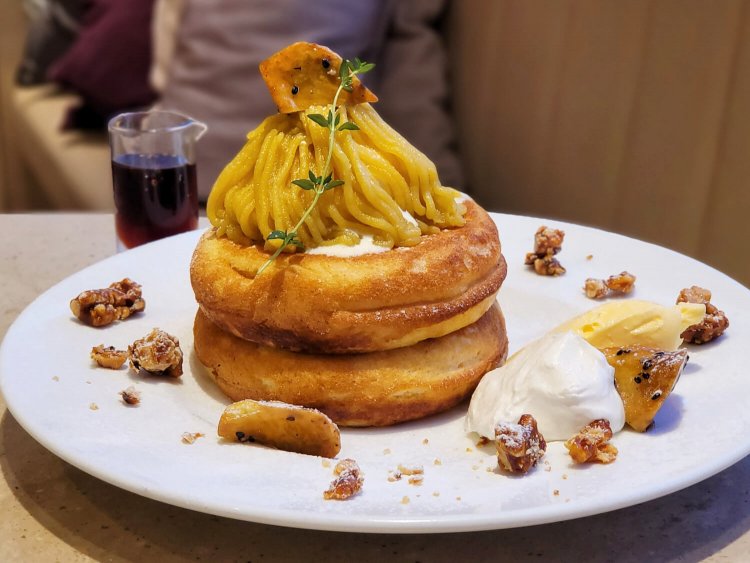 長崎県五島市産“安納芋”のスイートポテトモンブランパンケーキ キャラメルソース 1430円。※予約制　2022年9月限定。