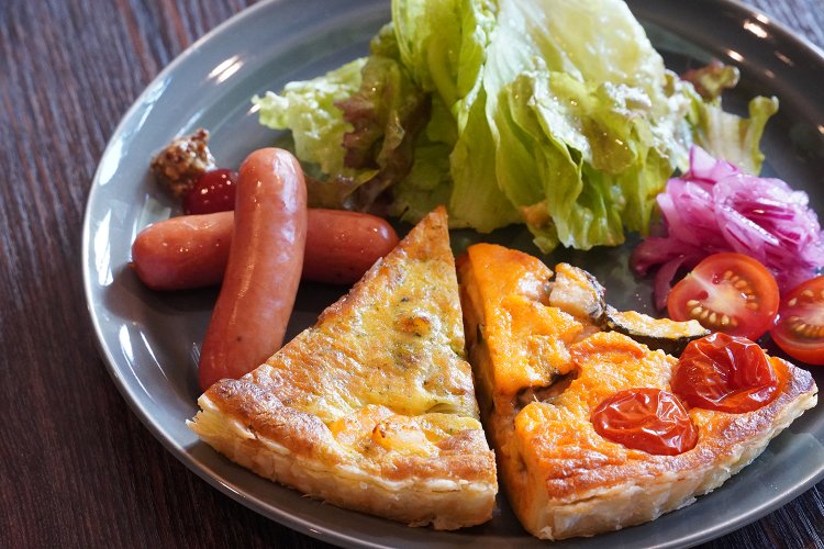 キッシュプレートは、15時までならプラス110円でドリンク付きにできる。