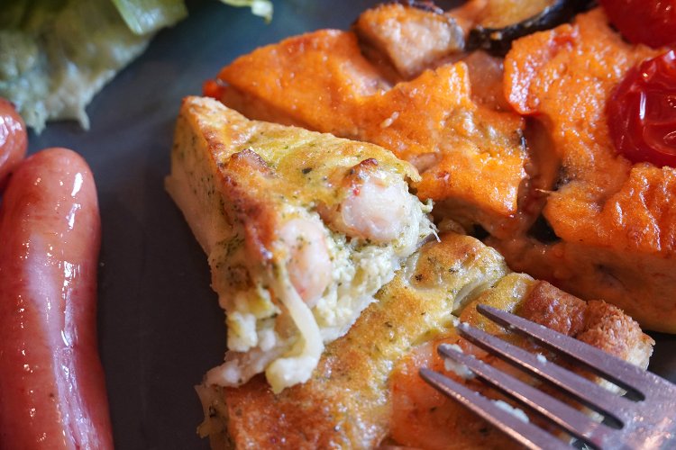 エビバジルのキッシュはプリプリのエビがいっぱい。