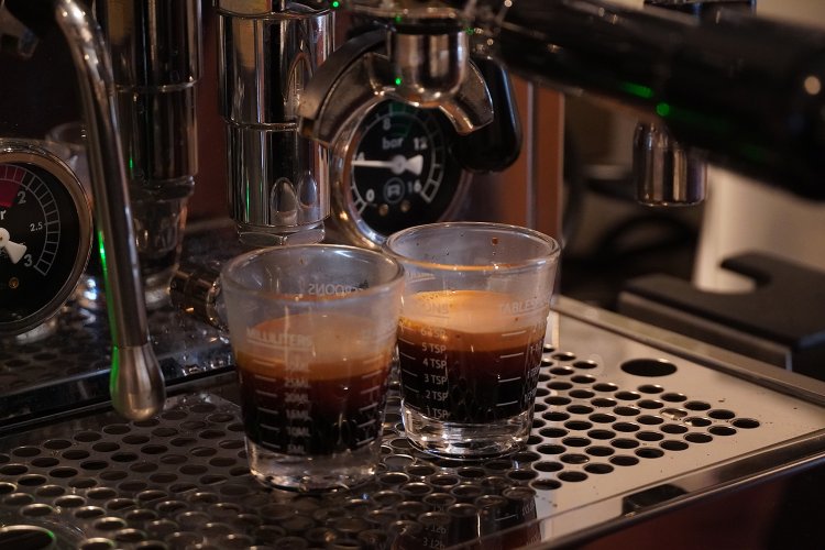 グラスひとつがシングルショットのエスプレッソ。ぴかぴかのエスプレッソマシンがかっこよかった。