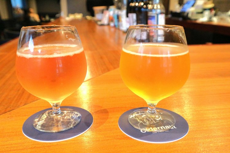 左がアメリカのサイダー、右がイギリスのサイダー。色合いも微妙に異なっている。