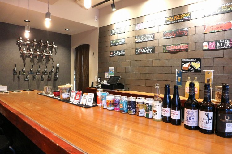 カウンター、テーブル席を配したモダンな空間。