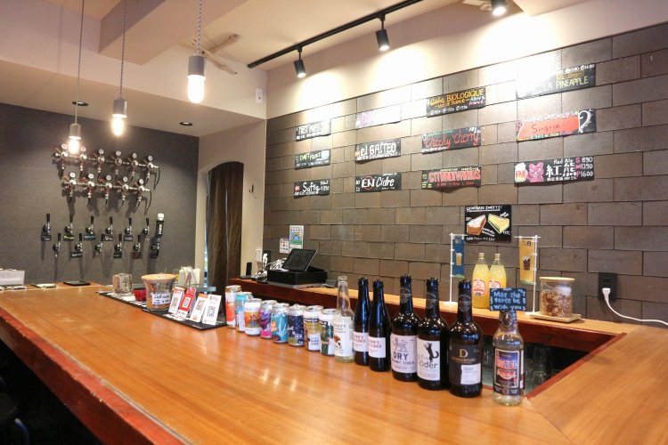 落ち着いて飲むことができるモダンな空間。