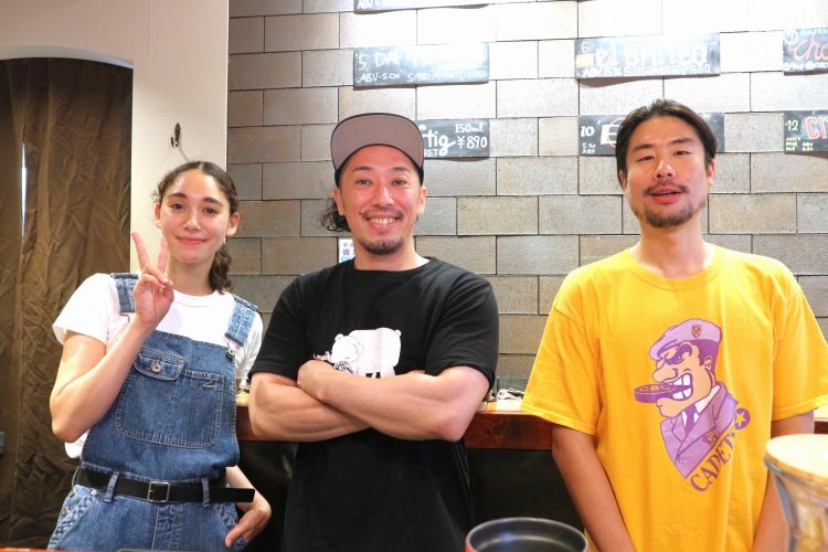 写真中央がオーナーの武田光さん。気さくな人柄でお客との会話を楽しむ。