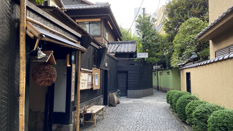 石畳が美しい「兵庫横丁」。