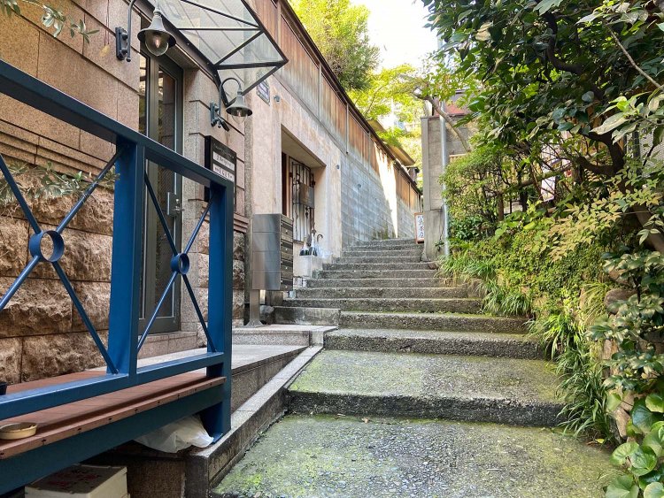 小栗横丁から熱海湯へと続く短い階段。