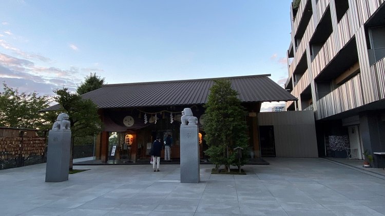 牛込の総鎮守「赤城神社」。狛犬がかわいすぎる。