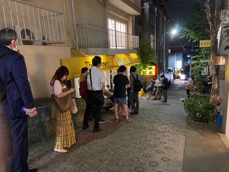 いつもポツリポツリと連なっている『龍朋』の行列。