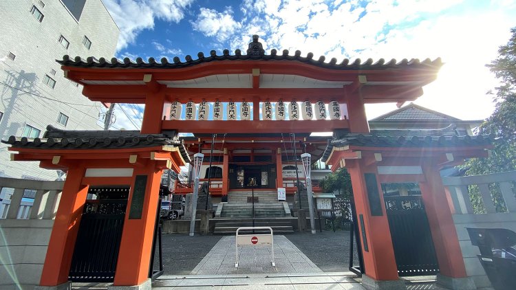 朱色が印象的な毘沙門天。