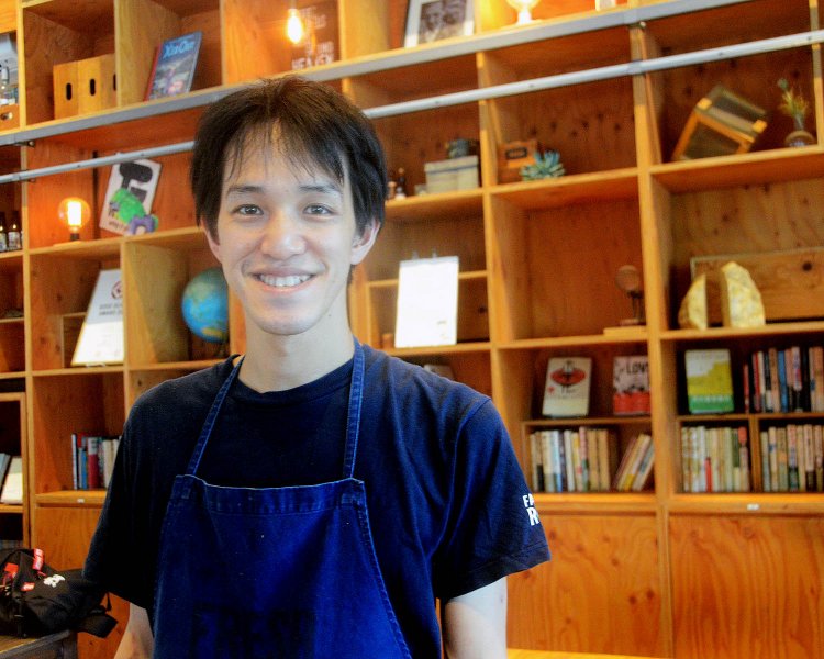 1階にある厨房はむき出しにして、オープンキッチンスタイルに。自分の料理が目の前で作られていくというワクワク感がウリ。