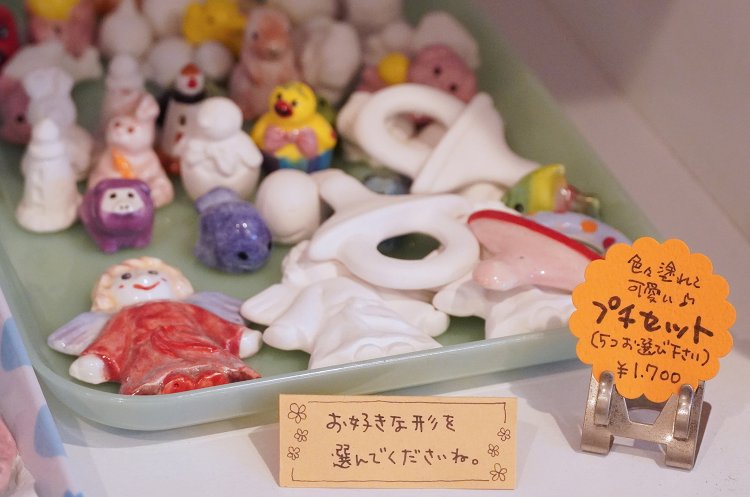 小物や皿などさまざまな素焼きの陶器に自由に絵付け。