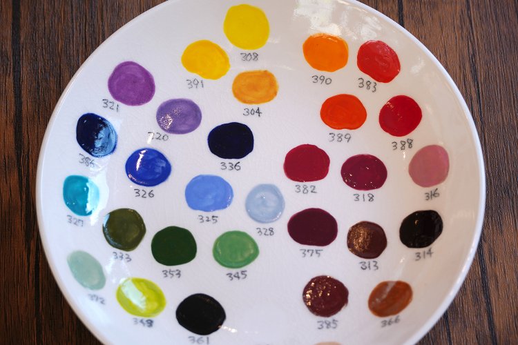 絵の具の色見本。パステル調の色も豊富だ。