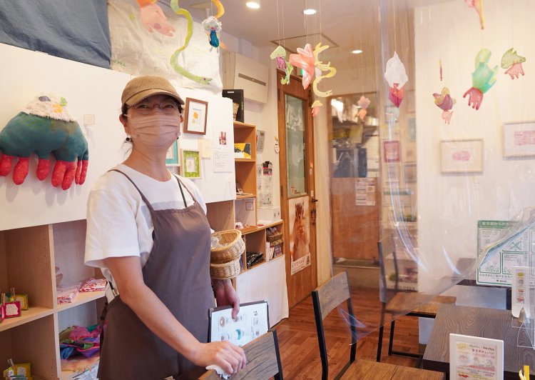 店長の松永さん。そこかしこに作家の作品が展示されている。