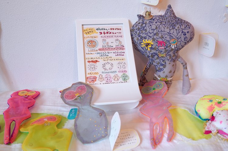 展示内容と店のコラボメニューも楽しみ。