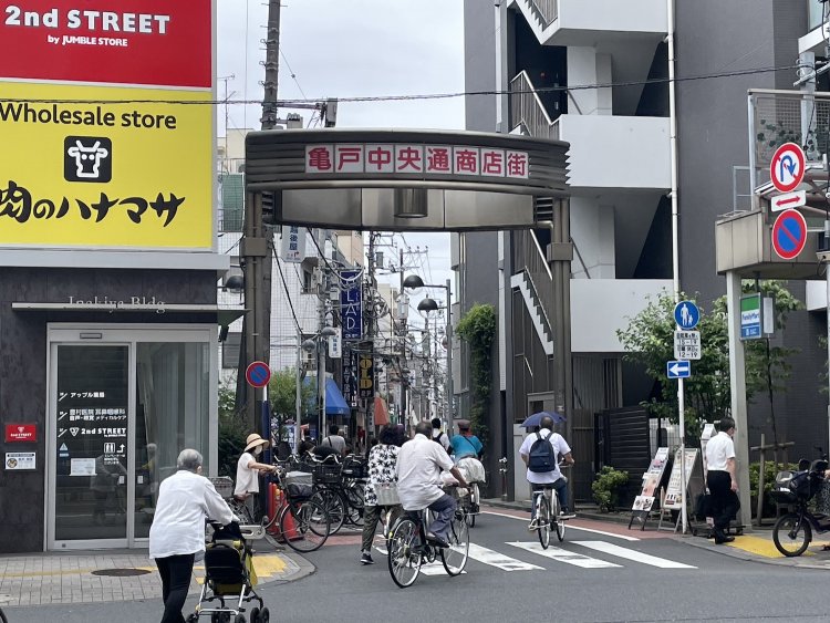 駅前近くから始まる商店街は人も多くにぎやか。