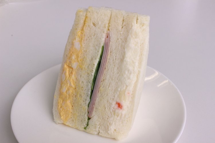 このボリュームのサンドイッチが240円。