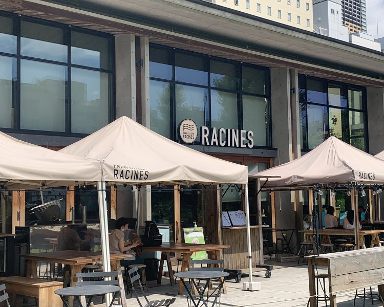 南池袋公園がリニューアルオープンされた2016年に開業。テイクアウトメニューも充実しているため、ここでドリンクを買って公園内でゆったり過ごす人も多数。