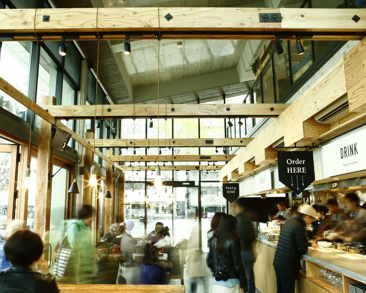 開放感あふれる店内で居心地は抜群。椅子などにもちょっとした遊び心があるので注目を。