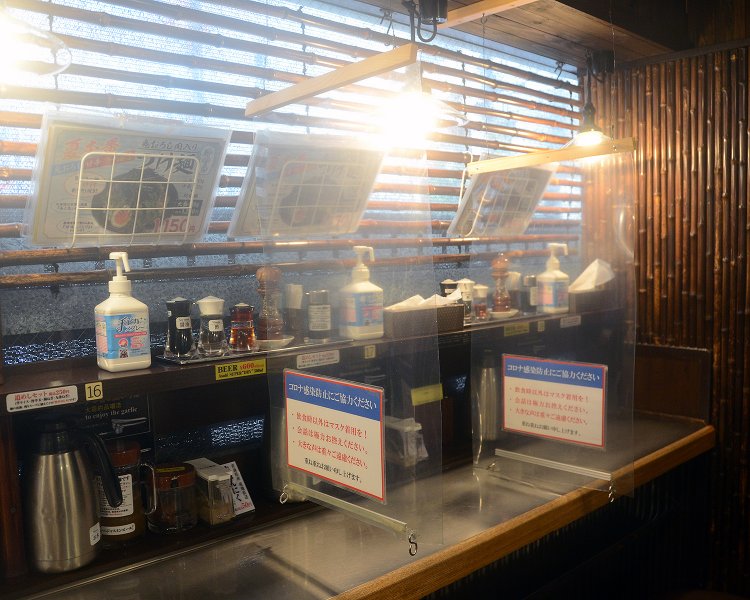 カウンター席を中心に店内には17席用意されている。