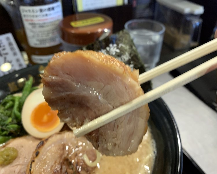 『無敵家』の名物とも言うべき特大チャーシュー。無敵家らーめんニクタマには3種類のチャーシューが入っているので食べ比べるのも楽しい。