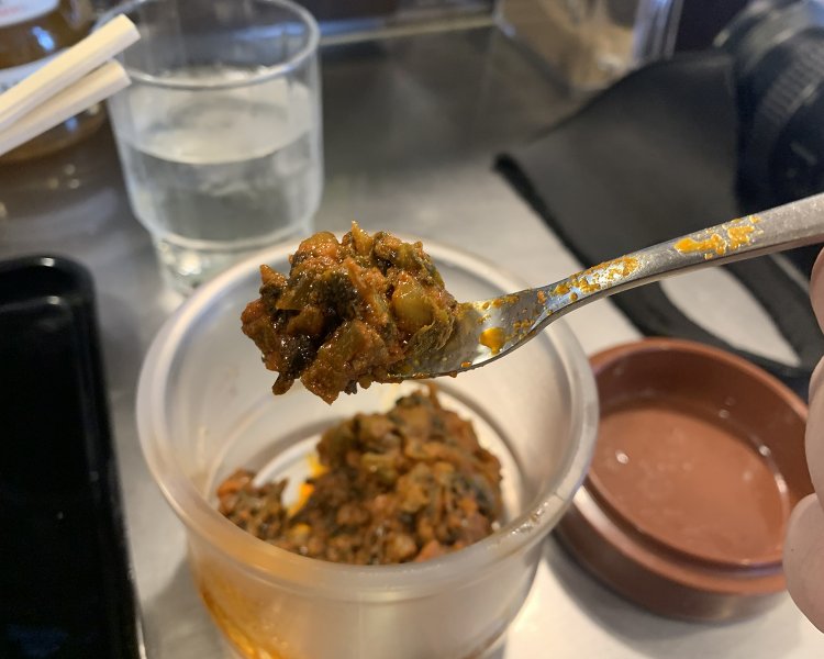 高菜の爆弾漬けも用意されている。スープの味をピリッと占めたいときにはピッタリだ。