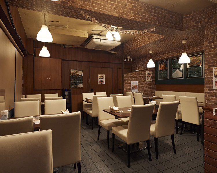 店内はコテージ風で雰囲気満点。おいしい匂いが漂っている。