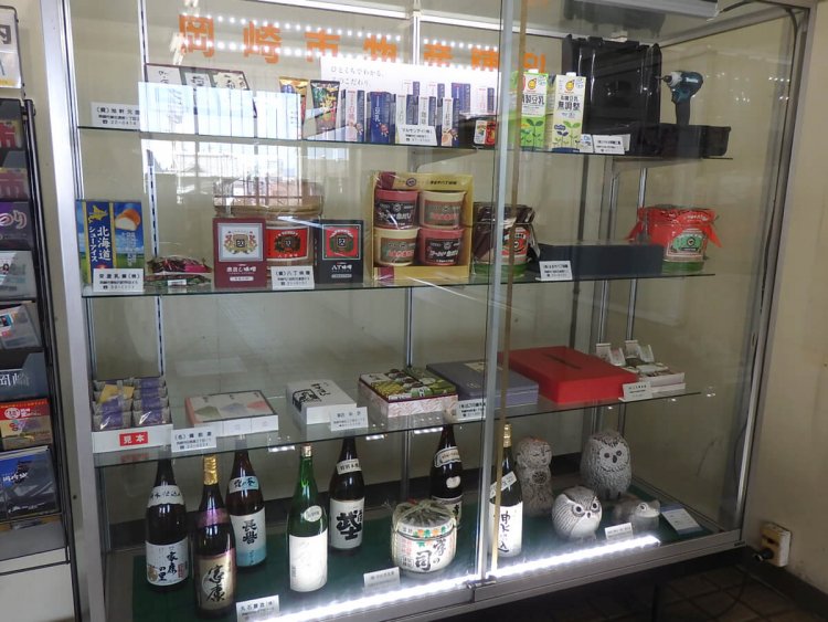 岡崎駅のショーケース。土産物に迷った人はここを見るといい。