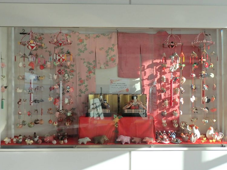 箱根ヶ崎駅のショーケース。撮影時は春祭りの時期で、一面に飾られたつるし雛が迫力。