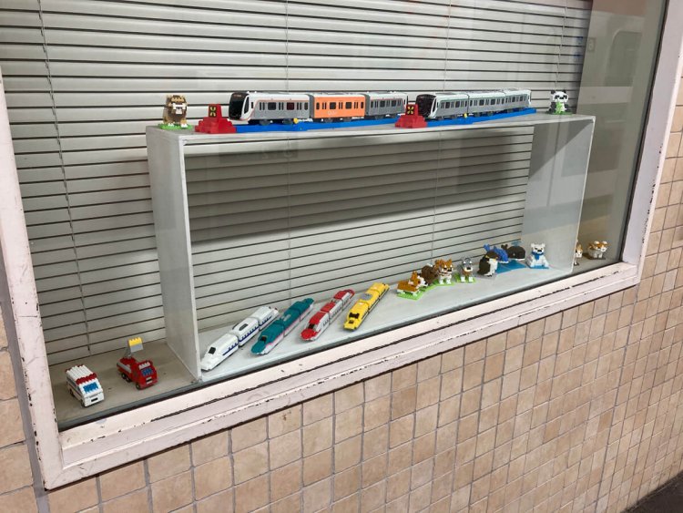 自由が丘駅のケース。ライオンにパンダ、ペンギンにクジラと新幹線。観光を促す目的だろうか。