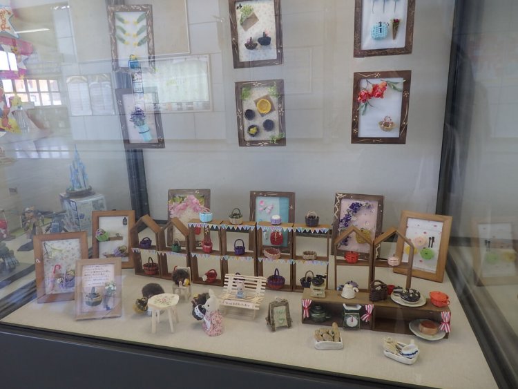 豊川駅のギャラリー。制作者の氏名やプロフィールなどが書かれていないことも多く、「作品を見てもらいたい」という強い熱意が伝わる。