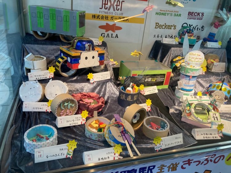 巣鴨駅ホーム上のショーケース。今後もさまざまな展示が行われるのだろうか。