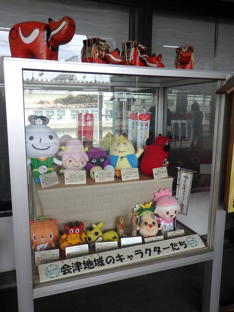 会津若松駅のゆるキャラ勢ぞろいケース。初めて知るキャラクターもいる。