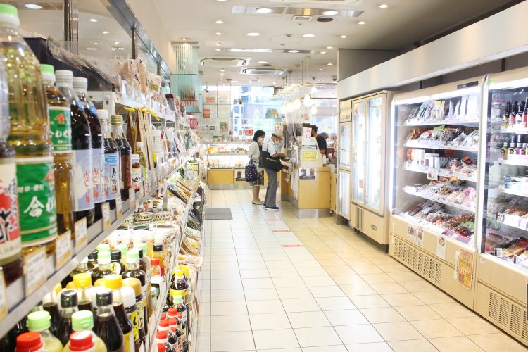 1階は物販『さつまいもの館』と観光案内コーナー、2階はレストラン『遊食豚彩いちにいさん』ちにいさん」、3階は工芸品展示・販売『鹿児島ブランドショップ』。