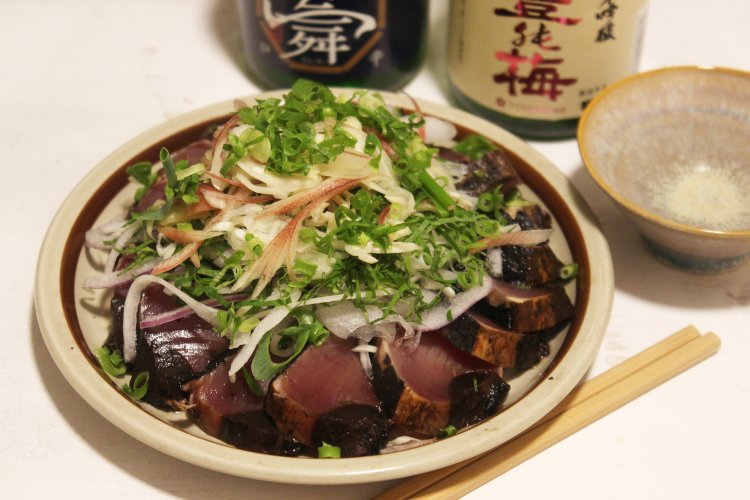 美しく酒に合う鰹のタタキは薬味たっぷり盛り付けて、一献！