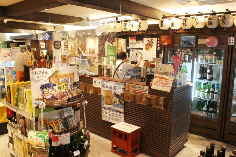 仕入れは唎酒師の資格を持つスタッフが担当。高知の宴会「おきゃく」文化に触れるアイテムも。