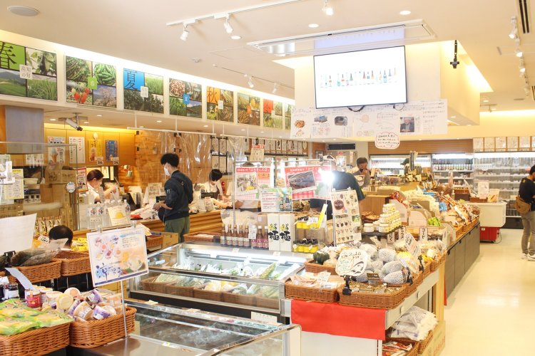 1階は食料品を扱う「とさ市」、地下1階は日本酒や工芸品を扱う『とさ蔵』、2階は高知のおきゃく文化を感じていただけるレストラン『TOSA DINING おきゃく』。