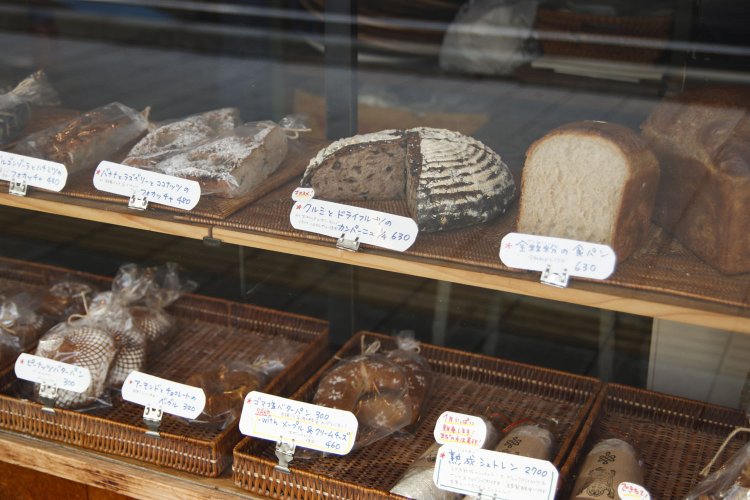 カンパーニュやベーグル、食パンなど10数種類がショーケースに並ぶ。