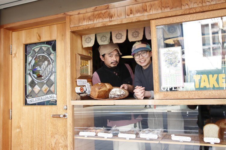 気さくな人柄も魅力的な店主の照井さんと奥様の恵理さん。