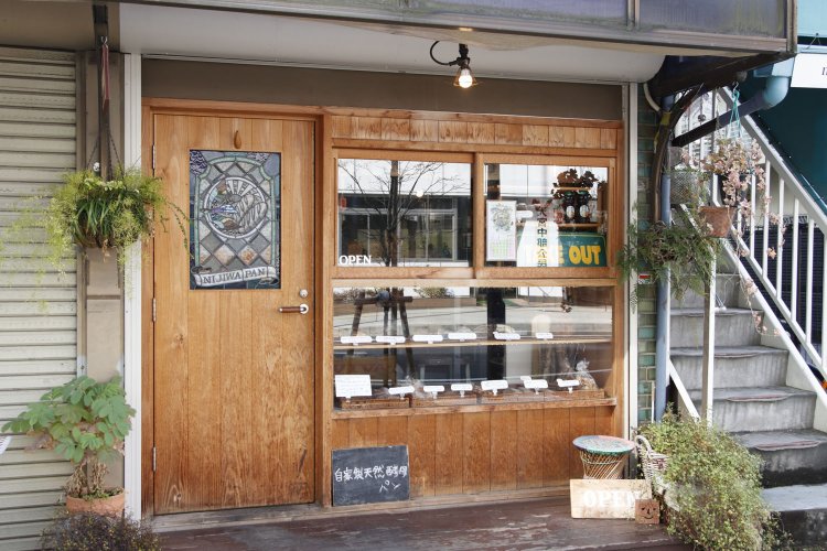 お店は対面販売スタイル。ドアのステンドグラスもすてき。