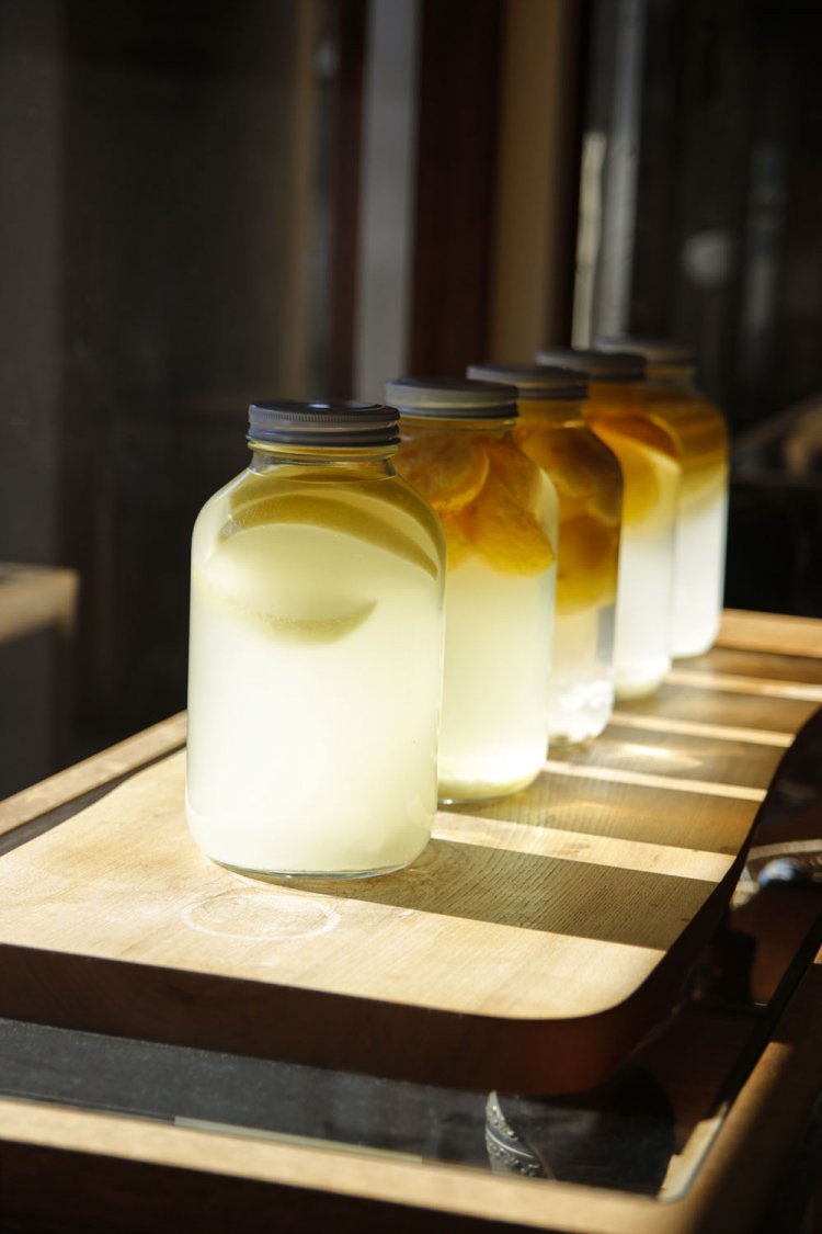 レモンやオレンジ、柚子の酵母液が入った瓶。