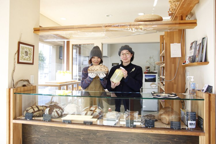 奥様の星野真弓さん（右）とスタッフの武井映里さん。