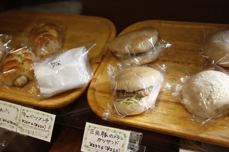 ボリュームたっぷりのサンドイッチはお昼時の人気商品。