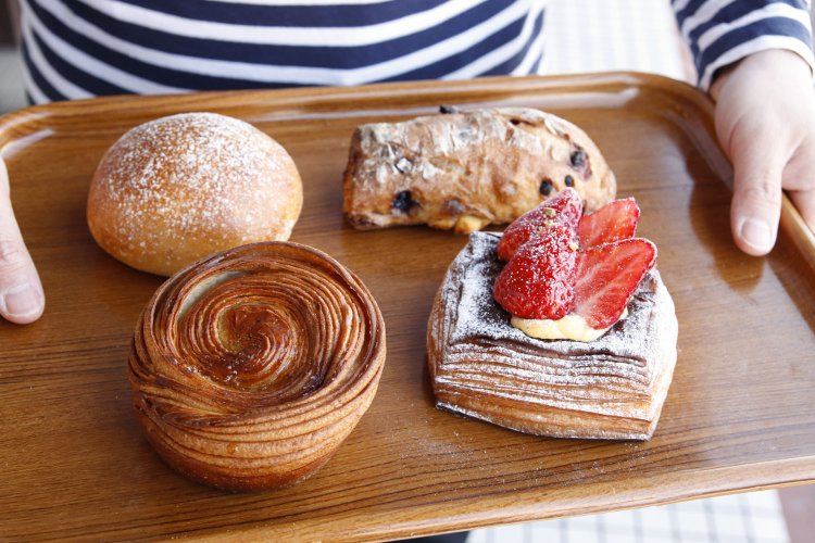 とろりんあんぱん200円。メープルクロワッサン240円。苺のデニッシュ（季節限定/価格変動あり）。ベリーベリークリームチーズ240円。もちっとした生地に柔らかいあんを包んだとろりんあんぱんが人気。