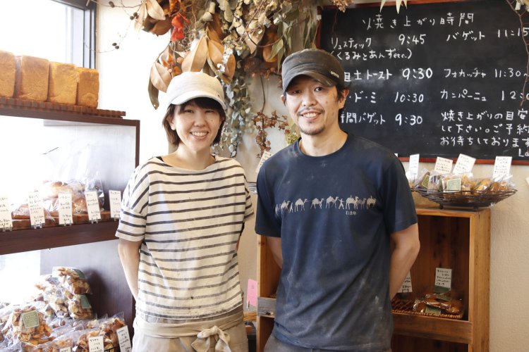 主に生地を作る岩田慎吾さんと、フィリングを担当する香菜さん。